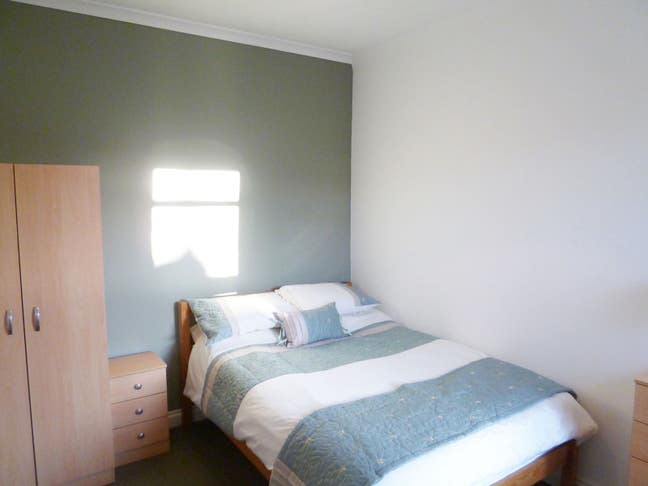 Comfortable double bed to rent near city center Main Photo