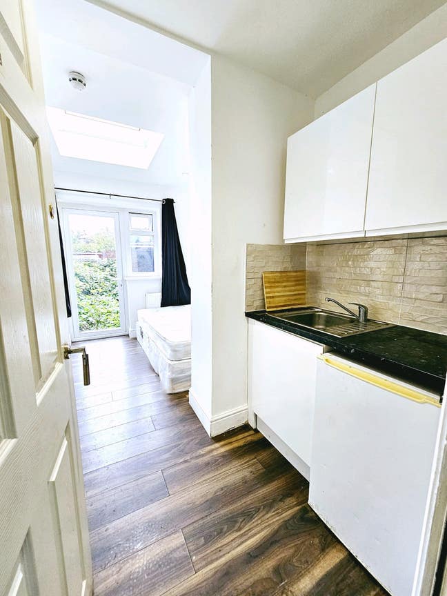 Refrurbished: Bedsit Studio: All Bills Included Main Photo