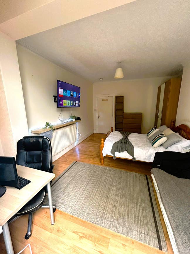 A beautiful room with Smart TV. Bills inc. 🔥🔥🔥 Main Photo
