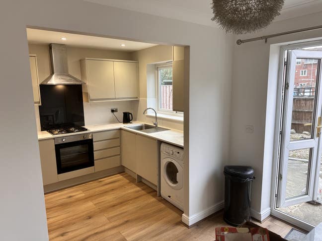 14 double bedrooms in clean spacious house Main Photo