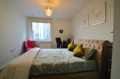 Cosy double room in family home Canary Wharf  Main Photo