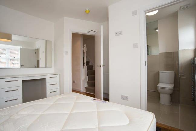 Double Rm in p/share. ALL inc+WiFi+Cleaner+TV,  W4 Main Photo
