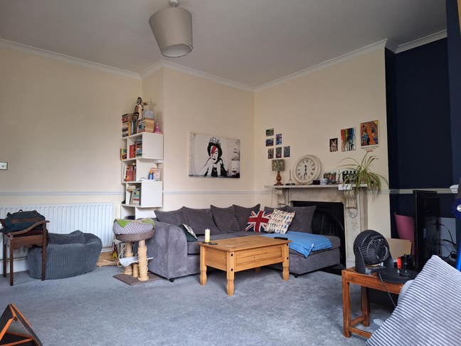 Small Double in Beautiful Flat Main Photo
