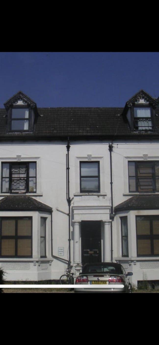 Recently refurbished bedsit close to Epsom town ce Main Photo