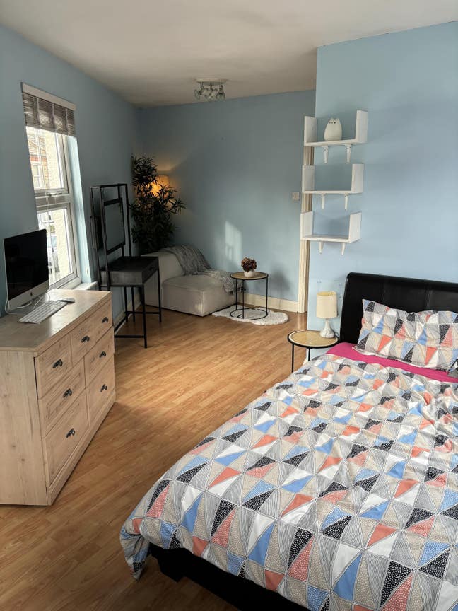 XL Bed / Lounge Room with Private Bathroom - WD18 Main Photo