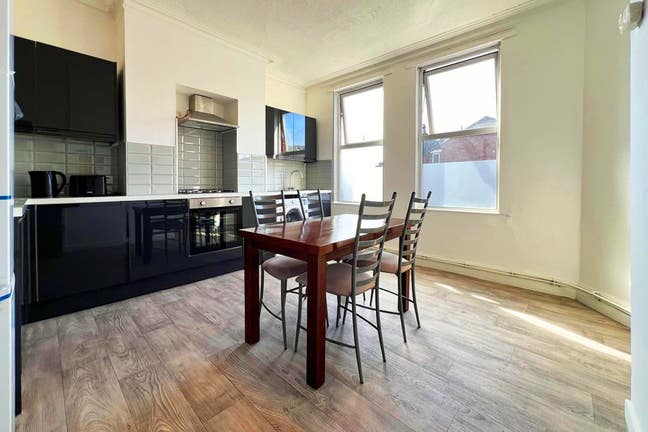 Double Rooms in Refurbished 4 Bed Hyde Park Flat! Main Photo