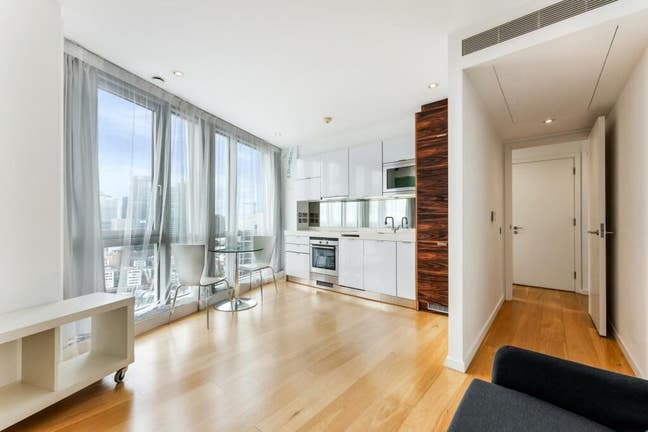 Elegant 1-Bed Apt in Luxury Canary Wharf Tower!  Main Photo