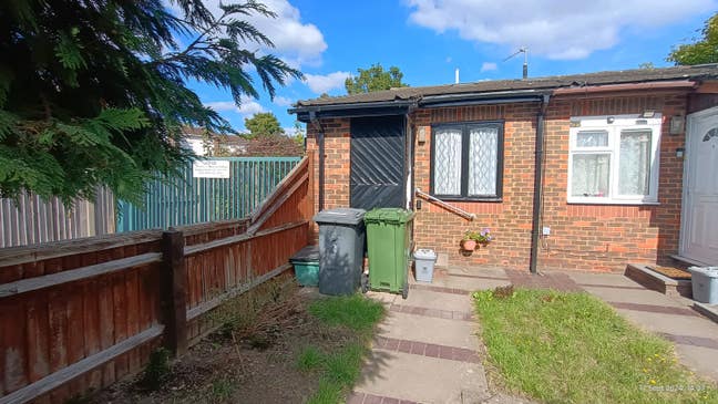 Lovely room near station (pets allowed) Main Photo