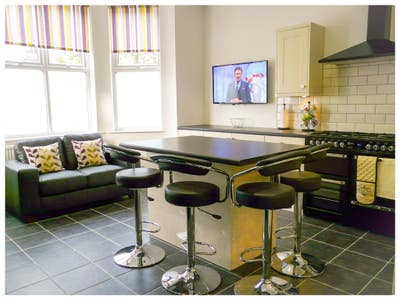 Lovely Large Double Ensuite nr Stockport Station Main Photo