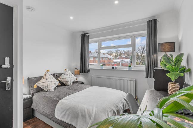 Ensuite room with parking and lounge  Main Photo