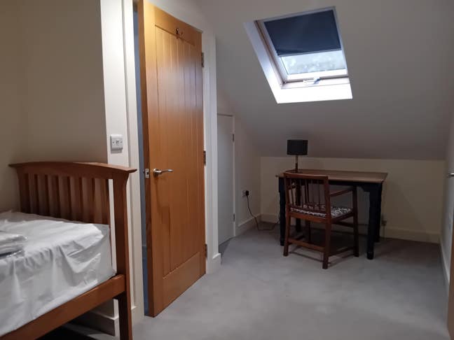Single en-suite attic room available Main Photo