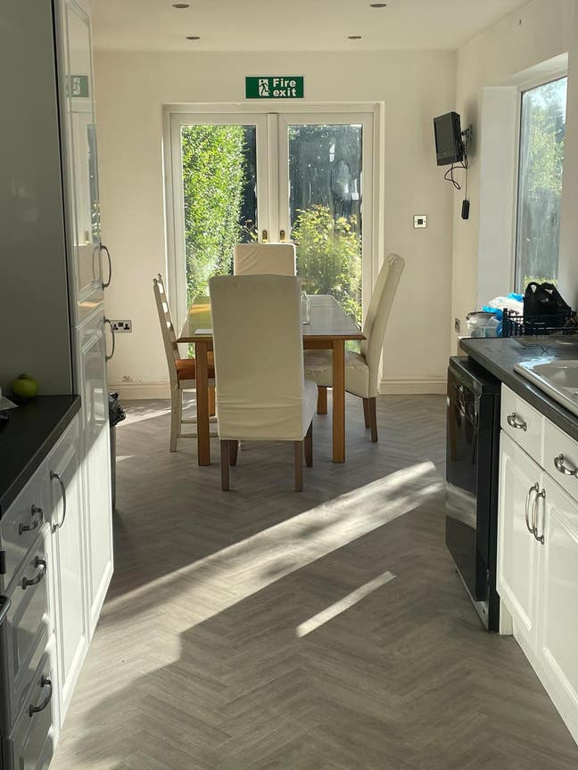 Amazing Large Dbl Rm with Ensuite  Main Photo