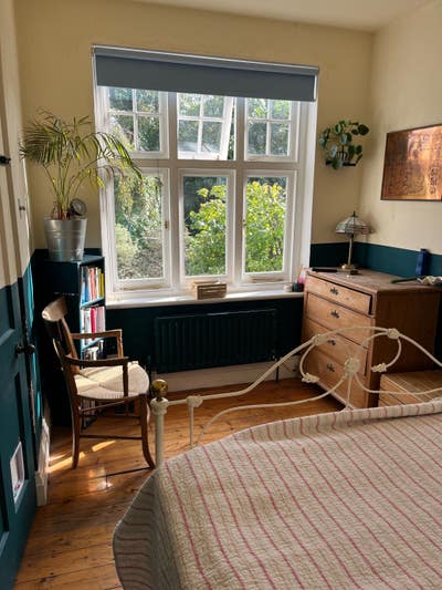 Bright room in gorgeous off street home Main Photo