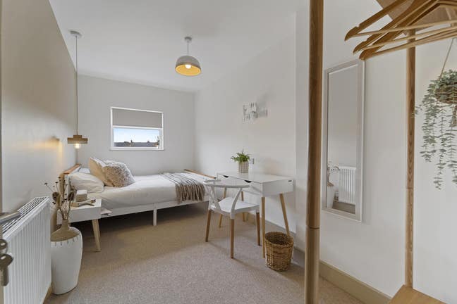 Ensuite Room - Close to Rolls Royce Main Photo