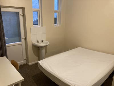 Room nr Aldershot ctr/station Highly Google Rated Main Photo