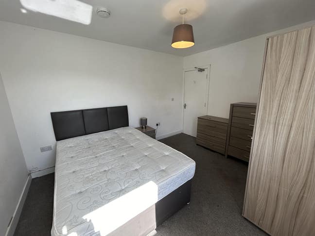 Spacious Room - Central Newquay  Main Photo