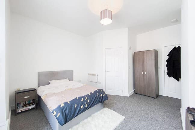 Furnished Double Room. Ensuite. All Bills OL9 Main Photo