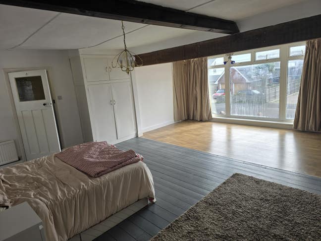 Very large, light and airy firstfloor room. Main Photo