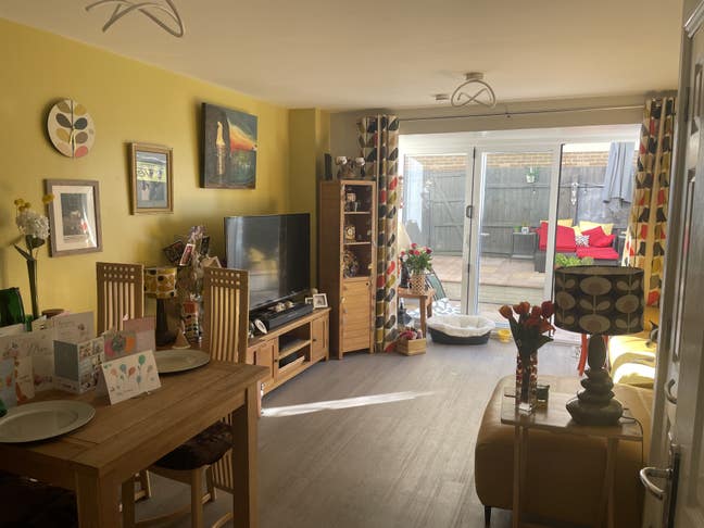 Single bedroom in a family home ideal for student  Main Photo