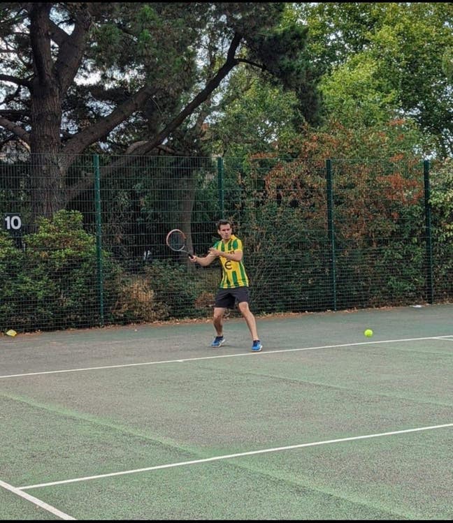 Professional looking for a room in East London Main Photo