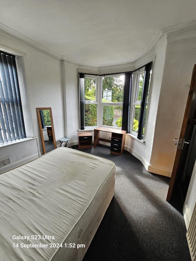 One Double Bedroom Available Very close to City  Main Photo