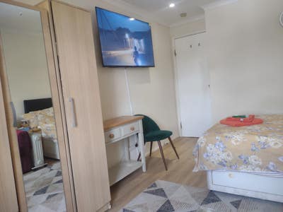 Modern big room close to tube & gym, with bills Main Photo