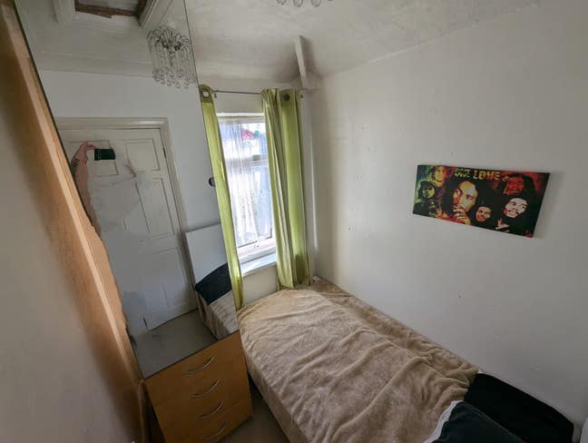 Single Room available in Tipton Main Photo