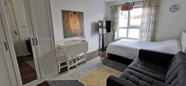 Clean and silent Double Bedroom in Isle of dog Main Photo