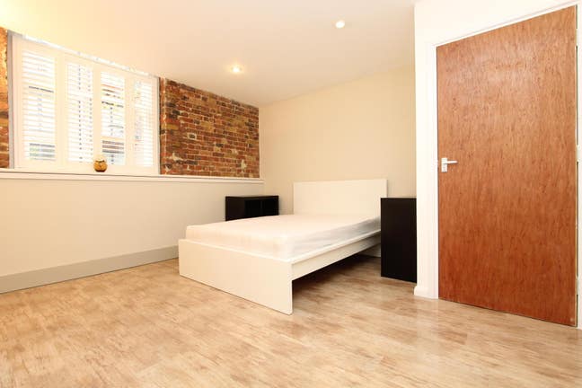 Modern Double Room Next to Woolwich Station!! Main Photo
