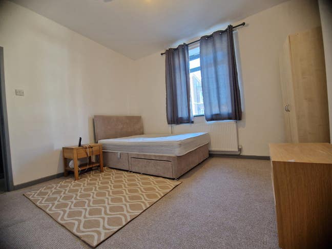Light,large rooms London road ,fully refurbished Main Photo