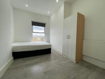 Newly Refurbished En-Suite Room in Goldhawk Road Main Photo