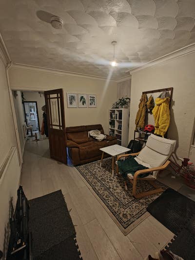 Room Available in Quiet Neighbourhood  Main Photo