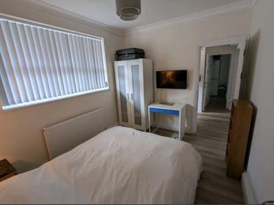 Lovely room in a sharing flat  Main Photo