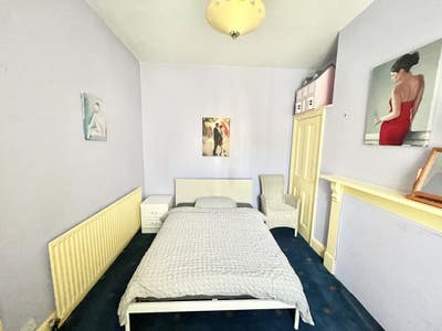 Double Room in town centre *bills included Main Photo