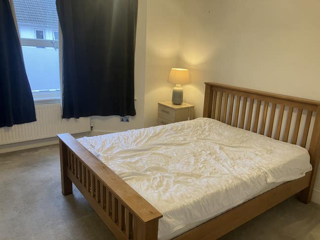 Beautiful double en suit room offered in Parkstone Main Photo