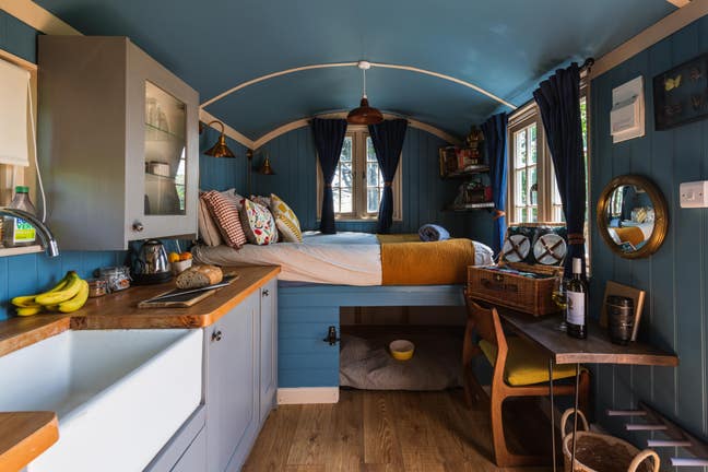 Self contained Shepherds hut - 4 month winter let Main Photo