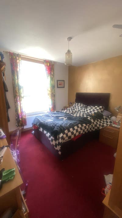 Double room in lovely maisonette near shops/tube Main Photo