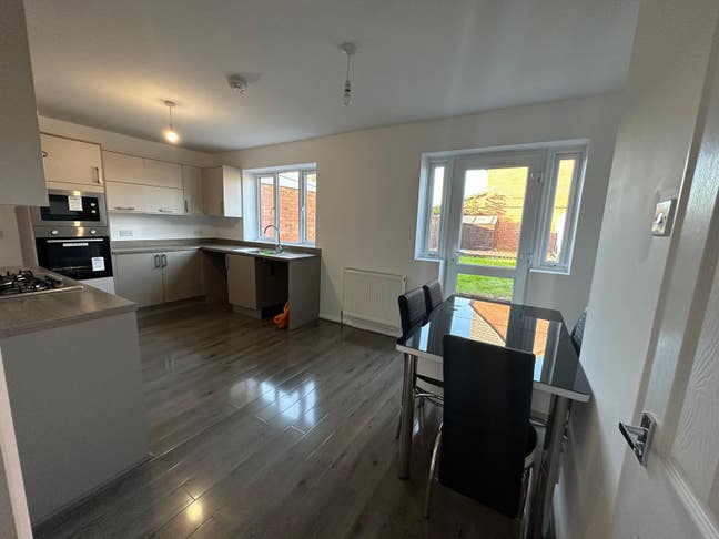 Spacious Double Room for Rent – Ideal for Couples, Main Photo