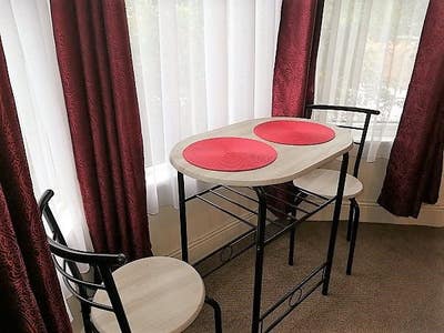 Serviced Studios with priv bathrooms near college Main Photo