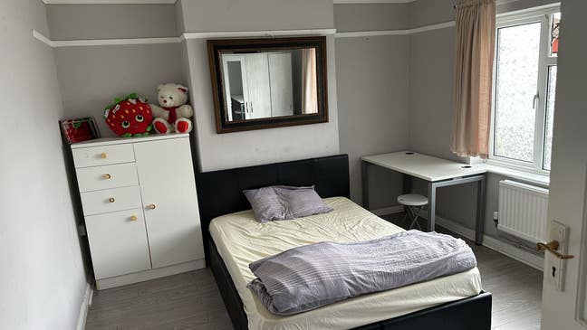 Double Bedroom Next to Asda Main Photo