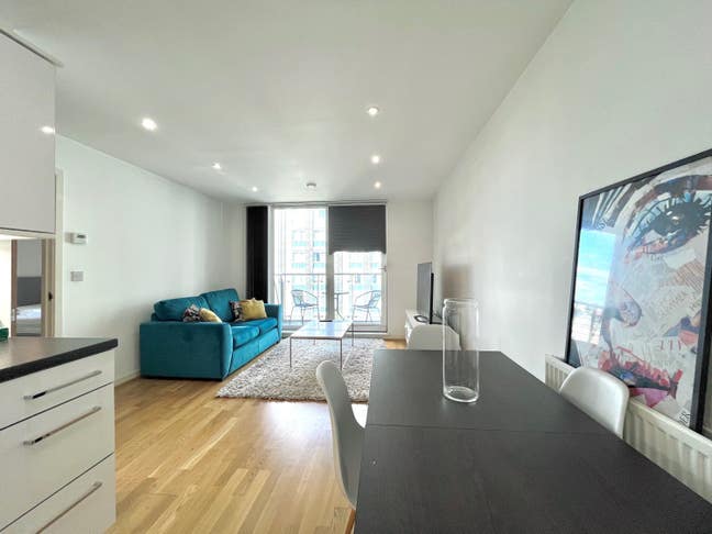 Modern 1-bed flat with gym and parking Main Photo