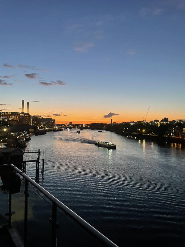 Large double room in hi-spec Thames side apartment Main Photo