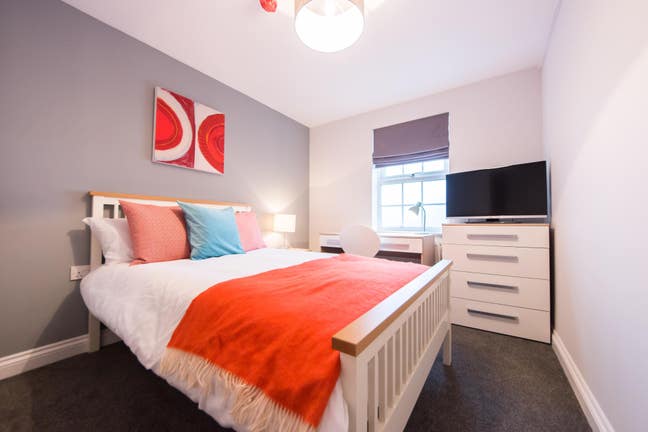 Two Double Ensuite Rooms - Near M4 Main Photo