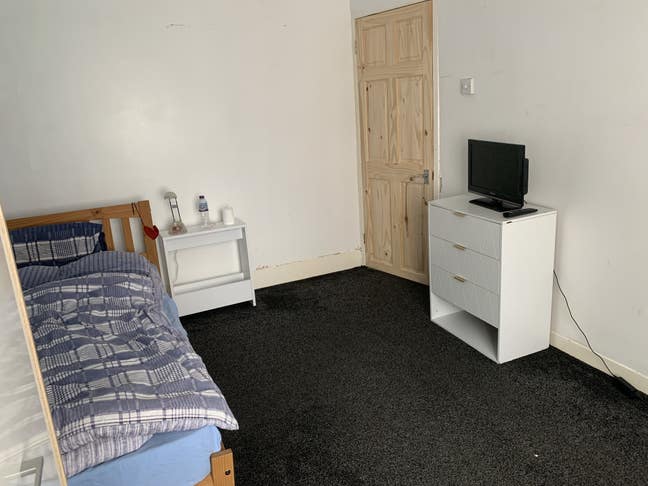 Spacious double room in shared house Main Photo