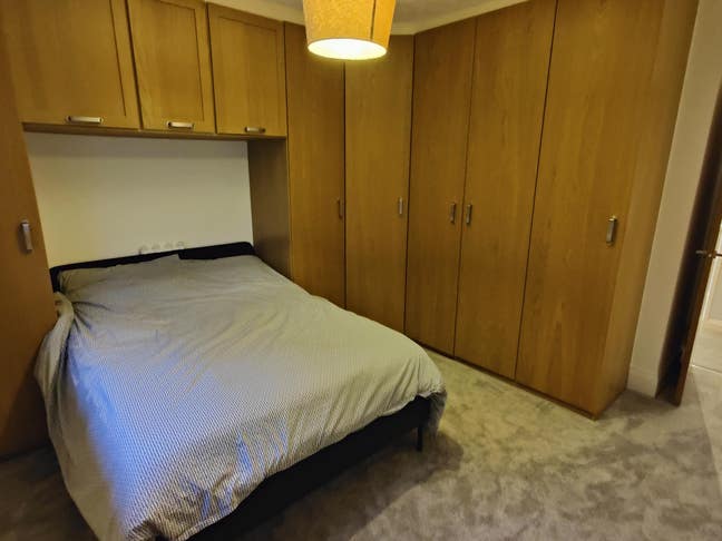 Spacious room, double bed, transport access Main Photo