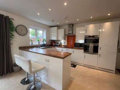 Spacious Double Room Near Warner Bros Std (WD25) Main Photo