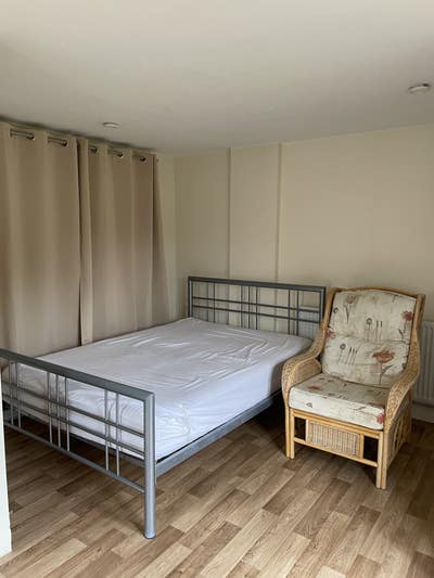 Large v private room in extension of family home  Main Photo