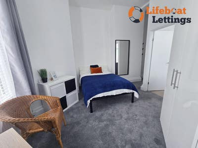 Furnished Ensuite Double Bedroom with All Bills in Main Photo