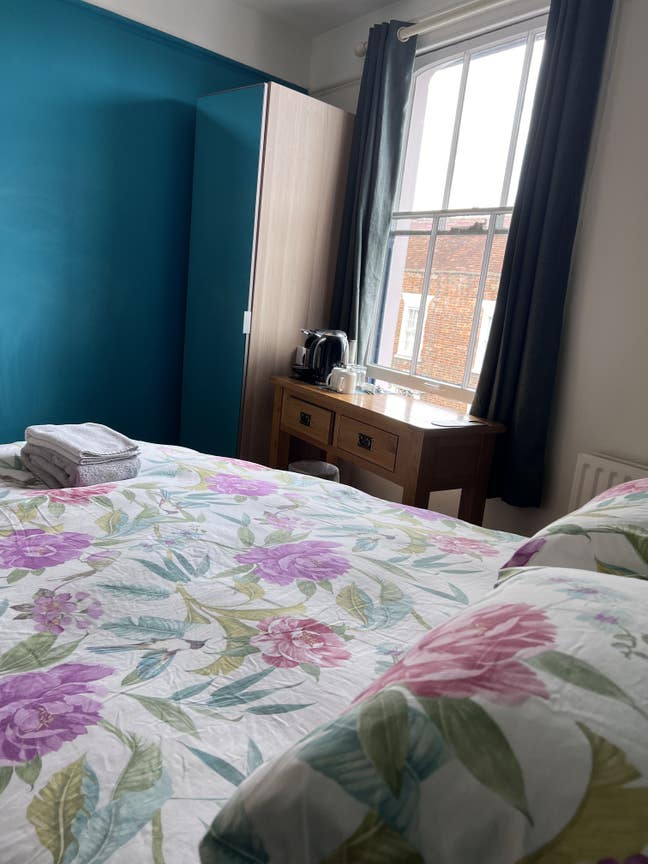Modern en-suite rooms available town centre Main Photo