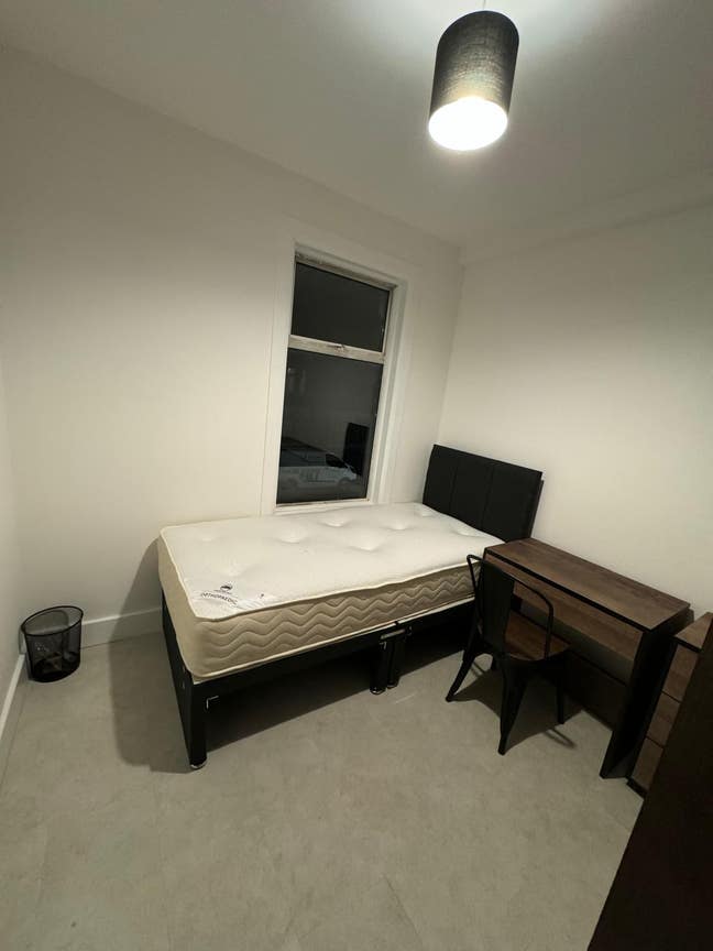 Furnished/All Bills Included/Near Station @ Ilford Main Photo